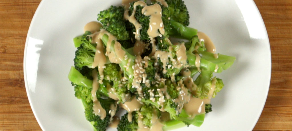 Sesame broccoli in a plant-based bento recipe - Paiola
